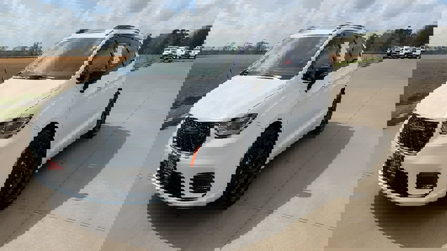 Used 2025 Chrysler Pacifica Limited image 4