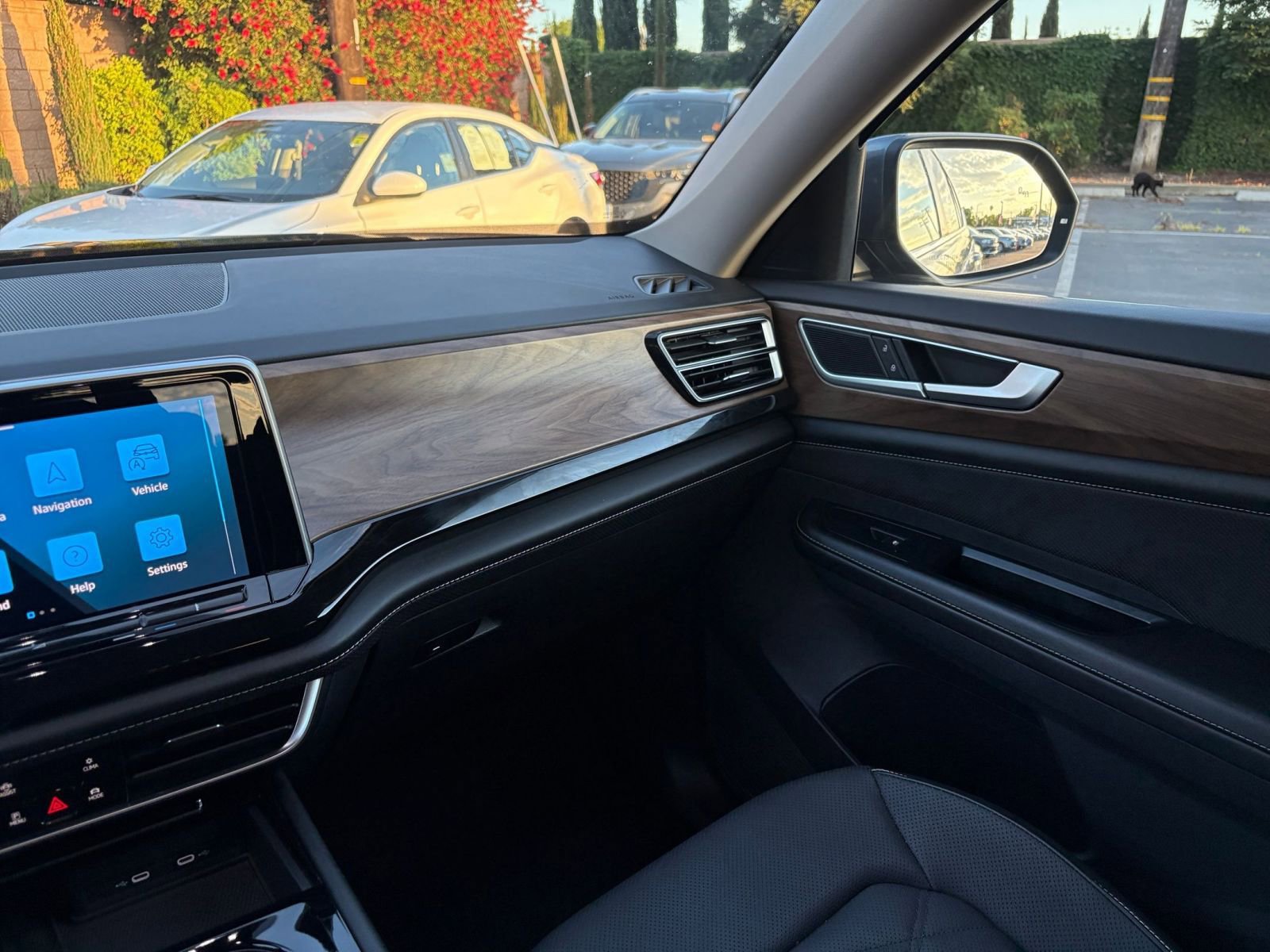 Used 2025 Volkswagen Atlas SE image 39