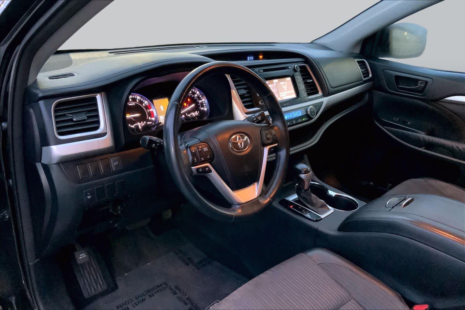 Used 2014 Toyota Highlander Plus FWD image 17