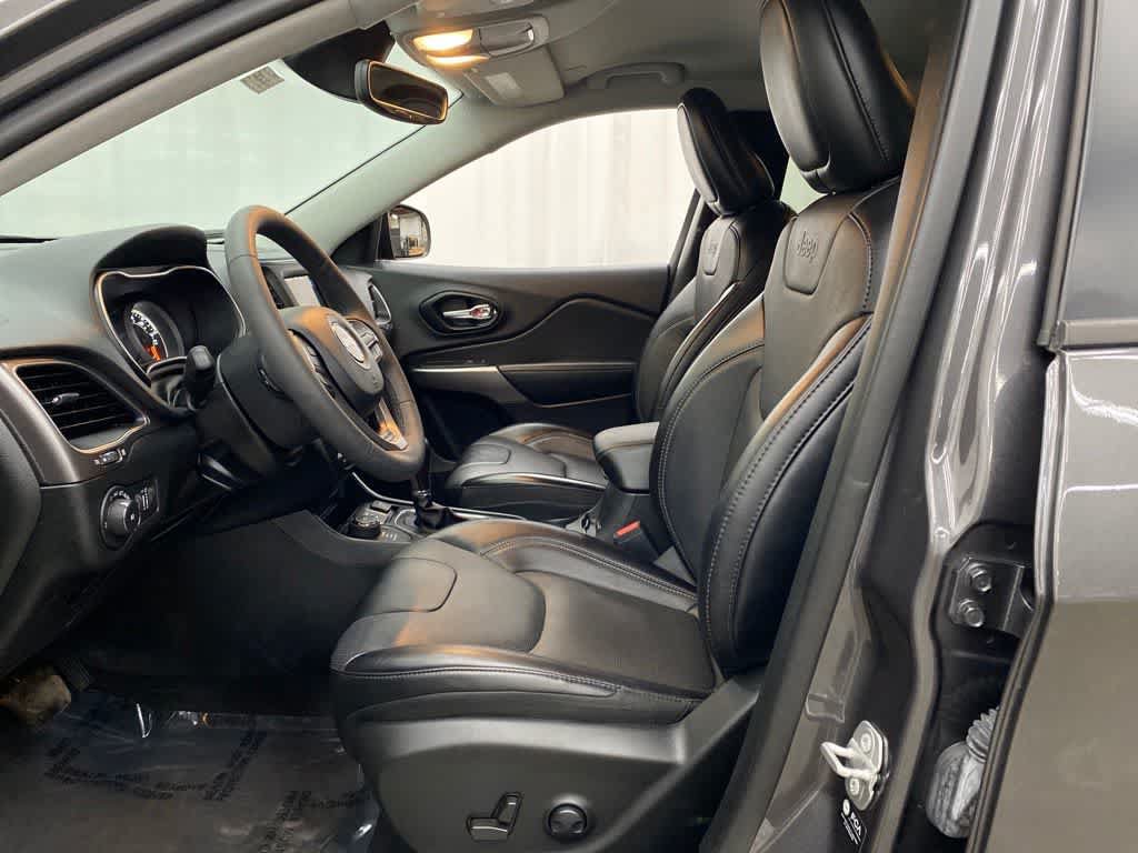 Used 2022 Jeep Cherokee Latitude Lux w/ Mopar Interior Package AWD/4WD image 12