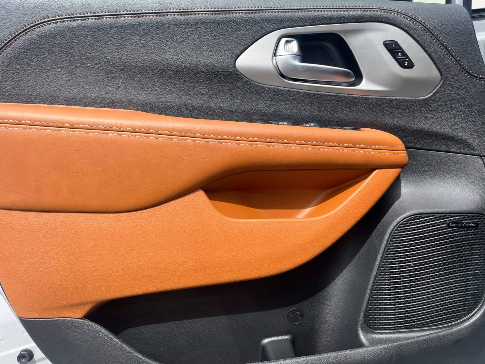 New 2026 Chrysler Pacifica Pinnacle image 15