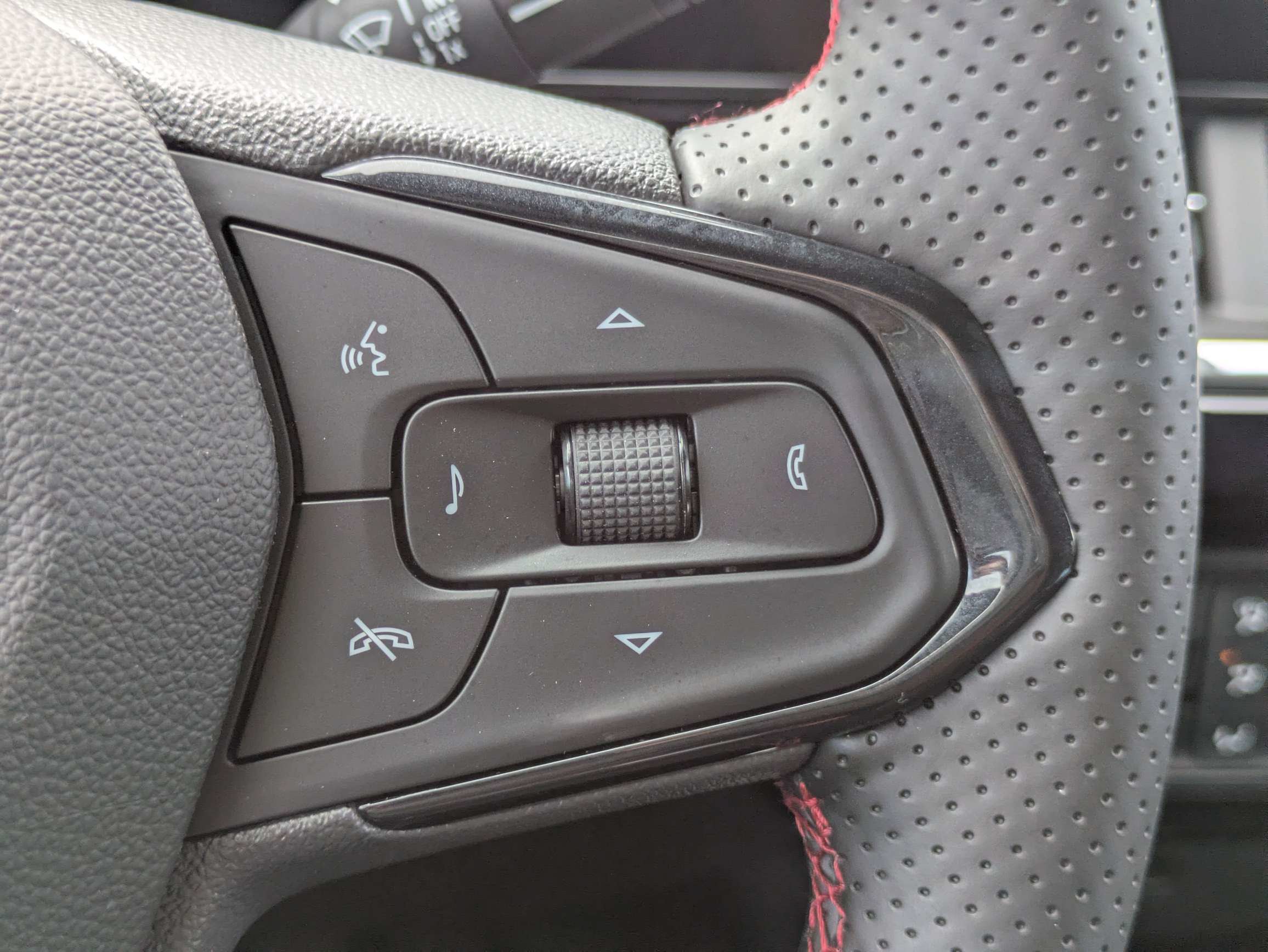 New 2026 Chevrolet Trax RS w/ Sunroof Package FWD image 17