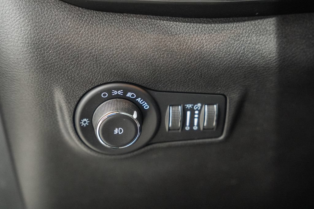 Certified 2023 Jeep Compass Latitude AWD/4WD image 44