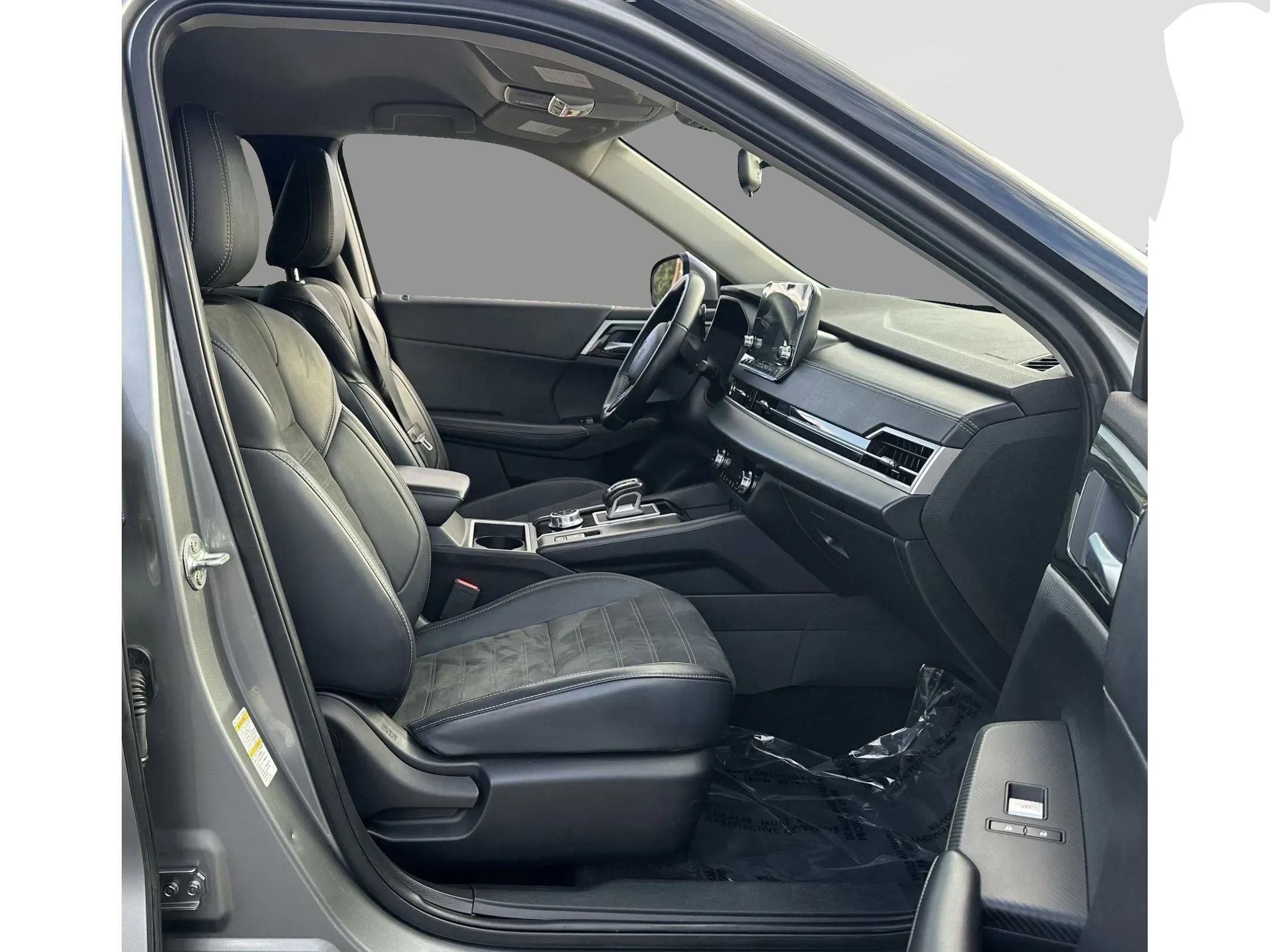 Used 2024 Mitsubishi Outlander SE Black Edition image 7