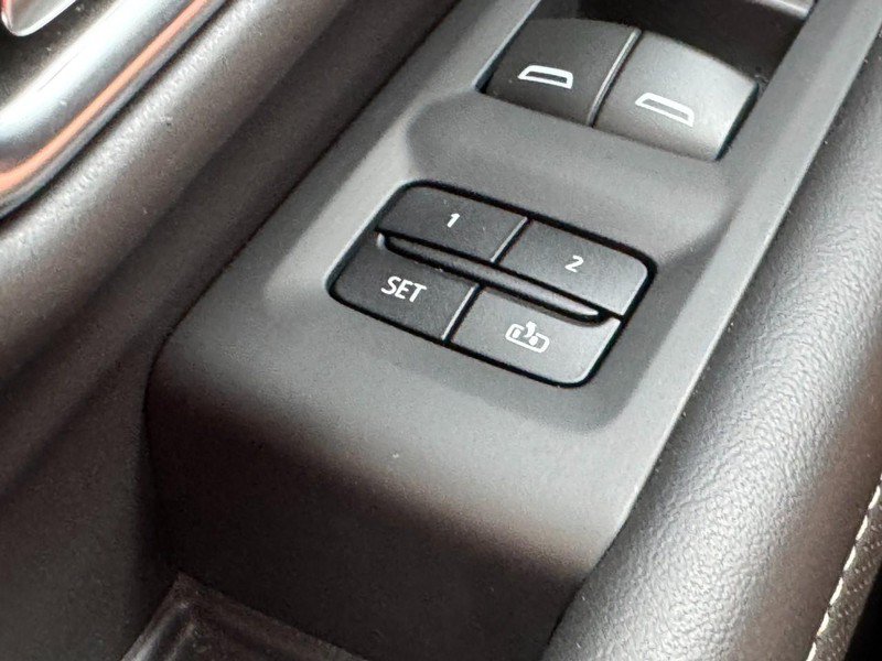Used 2023 GMC Yukon XL SLT w/ SLT Premium Package AWD/4WD image 17