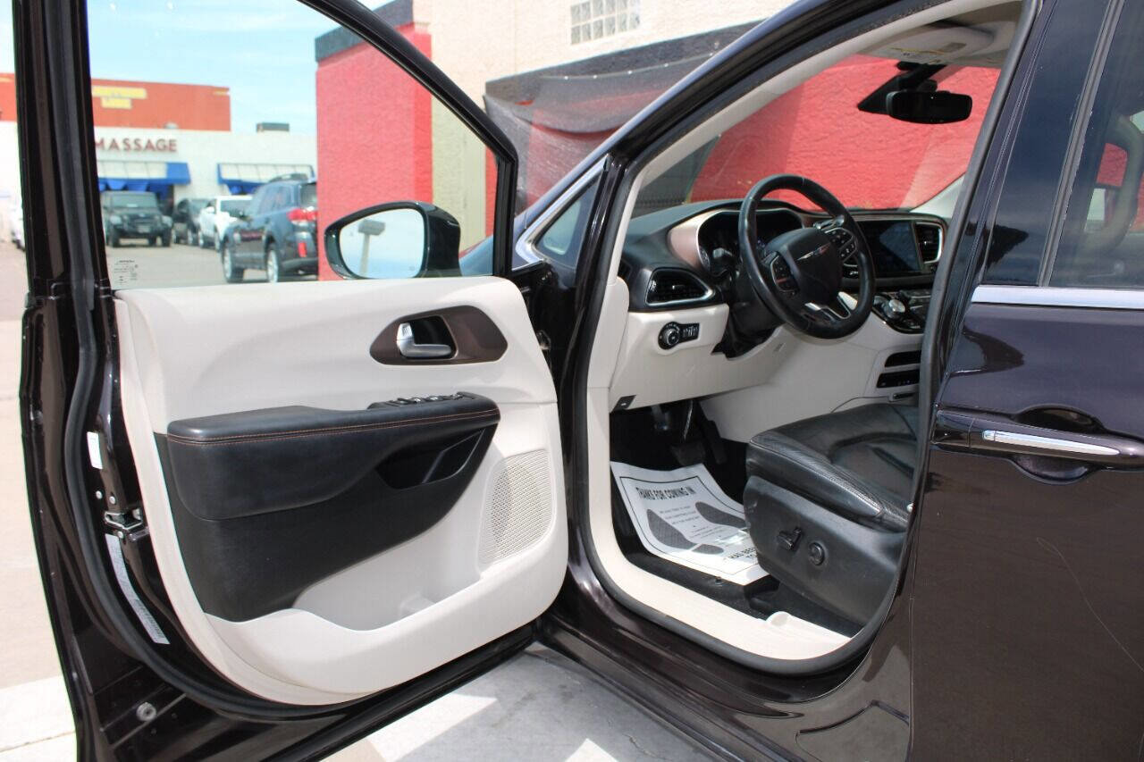 Used 2017 Chrysler Pacifica Touring-L Plus w/ Advanced Safetytec Group image 10