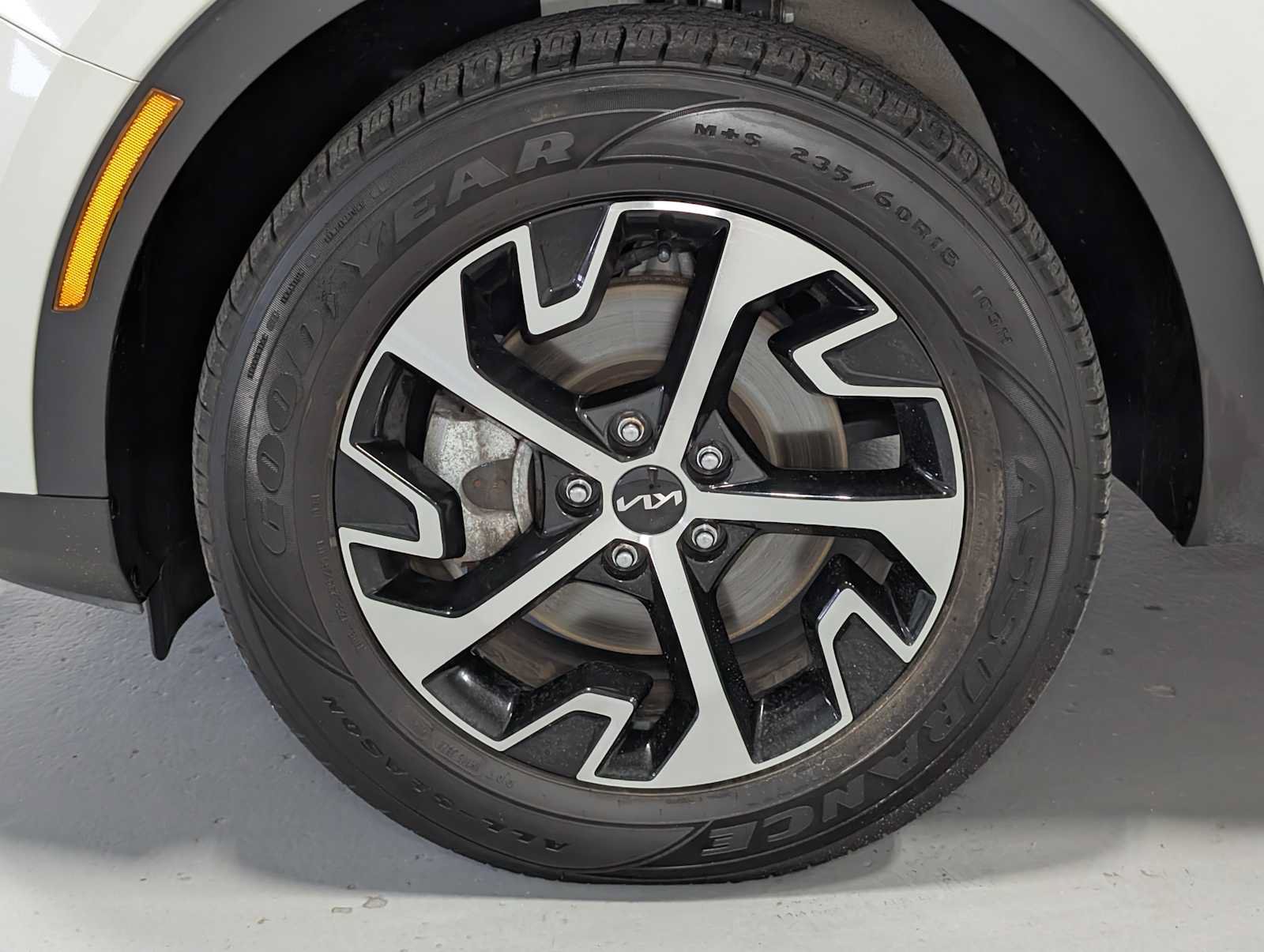 Used 2023 Kia Sportage EX AWD/4WD image 3