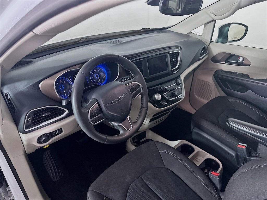 Used 2023 Chrysler Voyager LX image 31