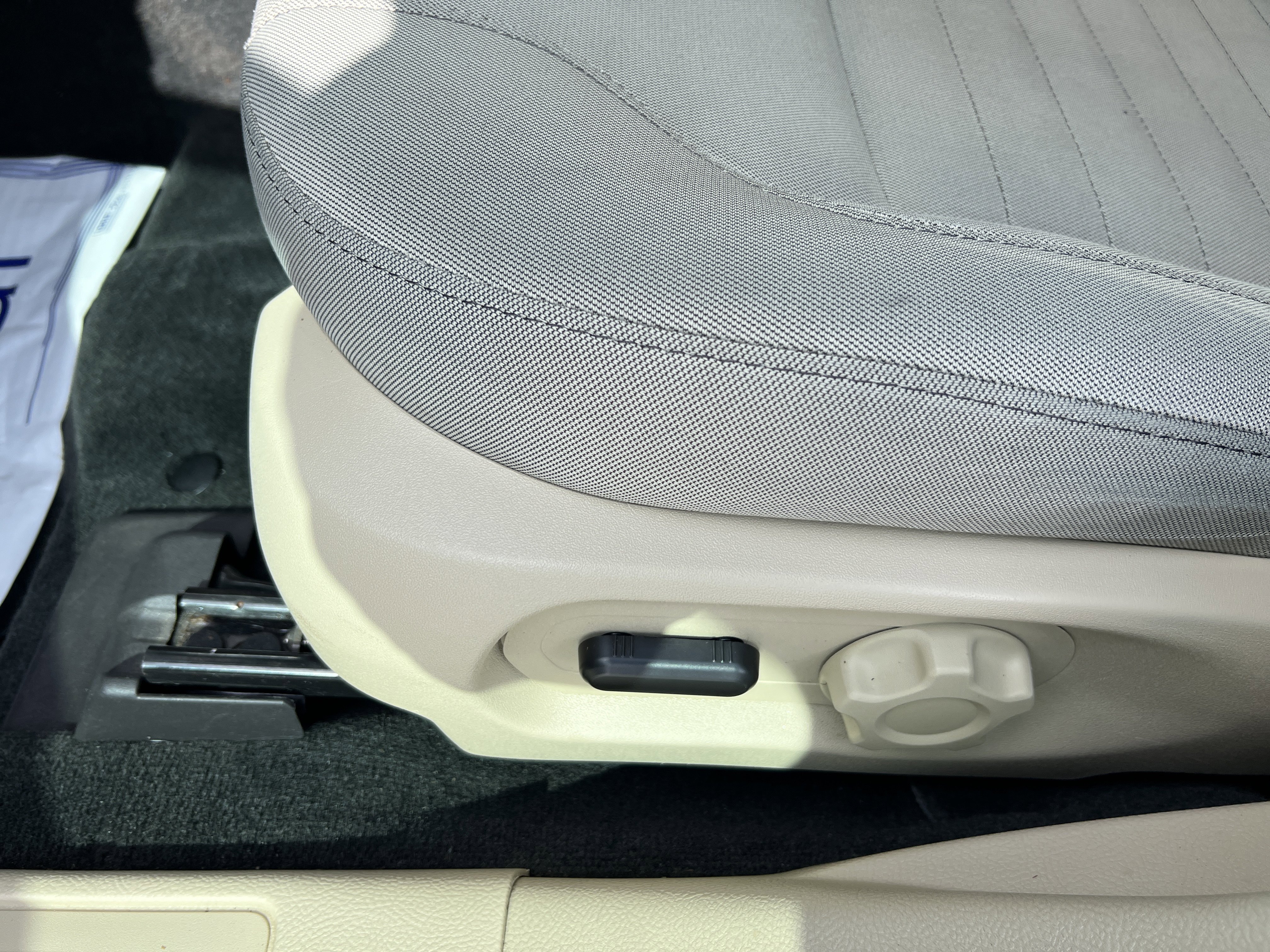 Used 2017 Ford Taurus SE FWD image 16