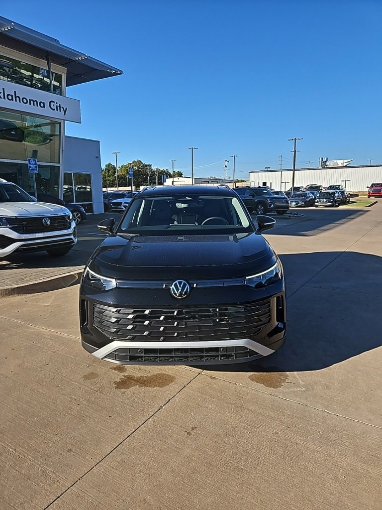 New 2025 Volkswagen Tiguan SE image 2