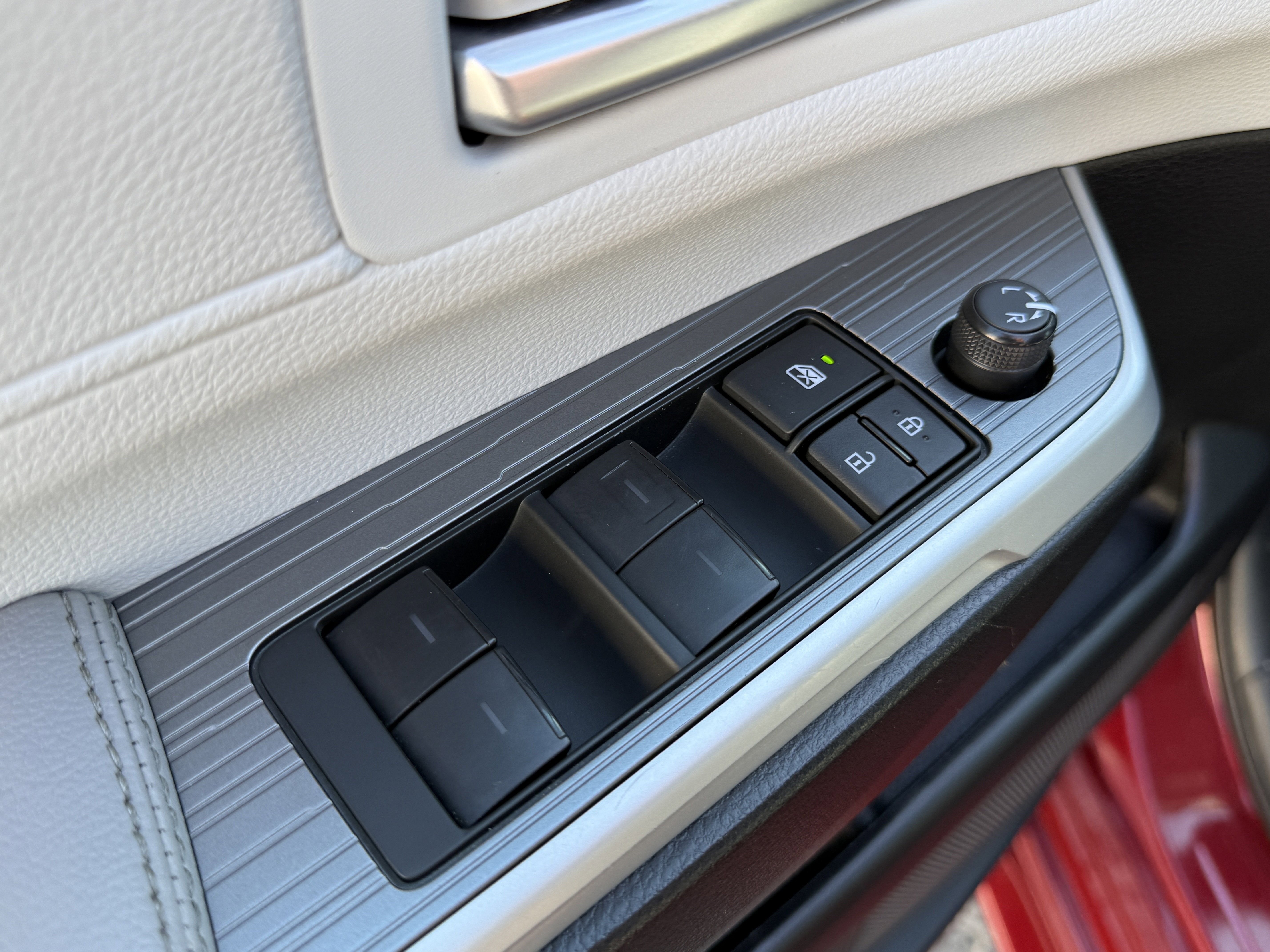 Used 2025 Toyota Sienna XLE image 11