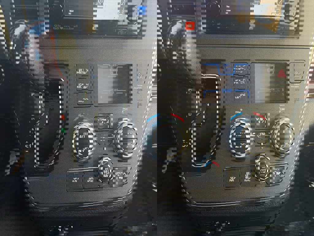 Used 2017 Toyota Sienna Limited Premium image 11