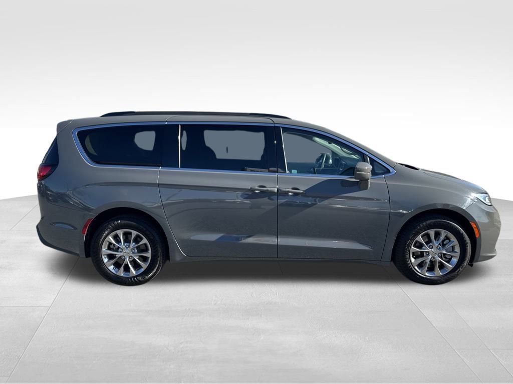 Used 2022 Chrysler Pacifica Touring-L image 6
