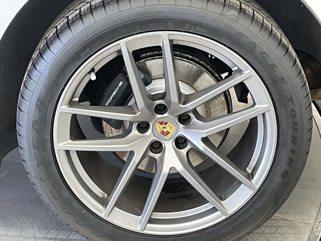 Certified 2023 Porsche Macan image 12