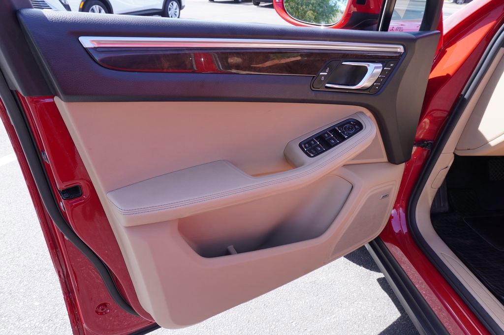 Used 2020 Porsche Macan Base image 15