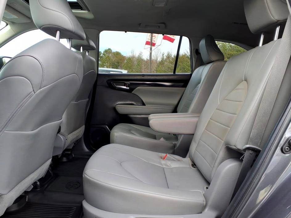 Certified 2023 Toyota Highlander XLE image 13