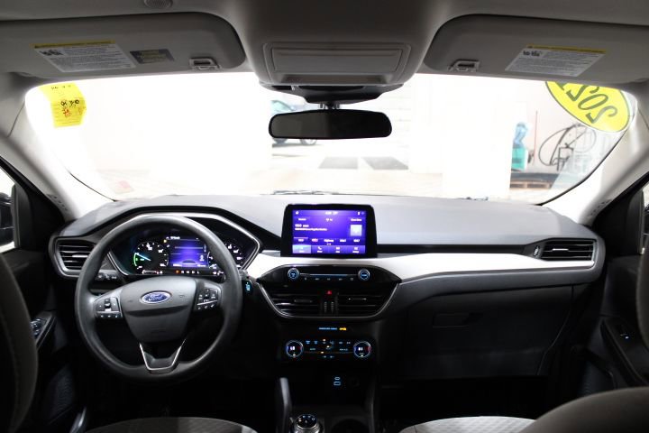 Used 2021 Ford Escape SE image 2