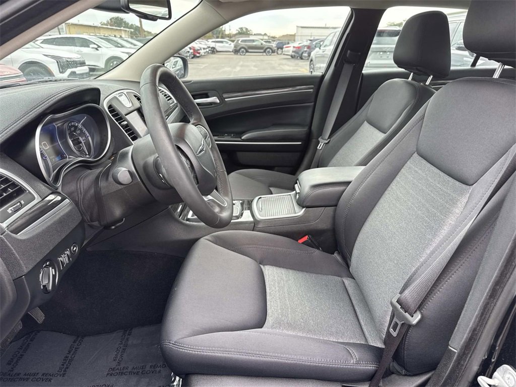 Used 2022 Chrysler 300 Touring w/ Sport Appearance Package image 31