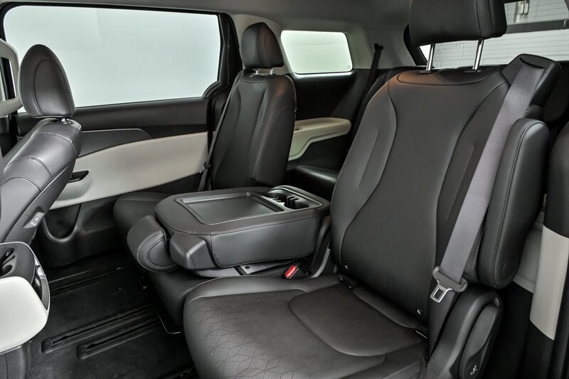 Used 2023 Kia Carnival LX image 17