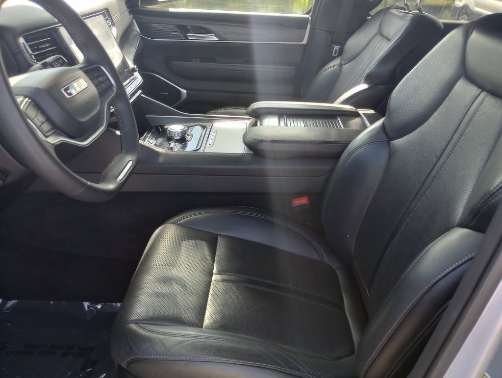 Used 2024 Jeep Wagoneer L Series II AWD/4WD image 19