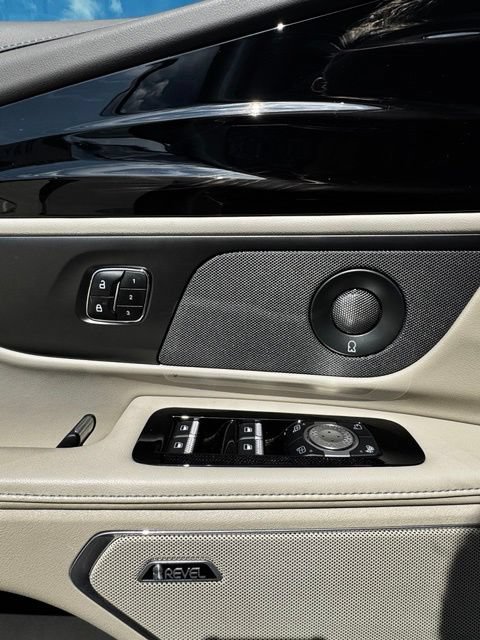 Used 2025 Lincoln Nautilus Premier AWD/4WD image 21