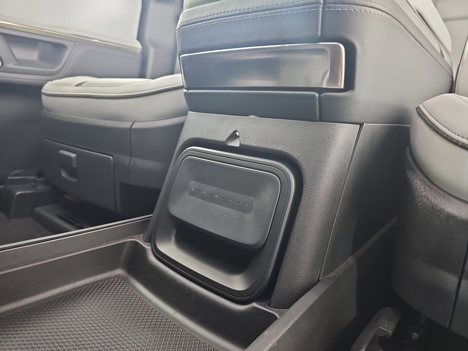 Used 2023 Rivian R1S Adventure image 32