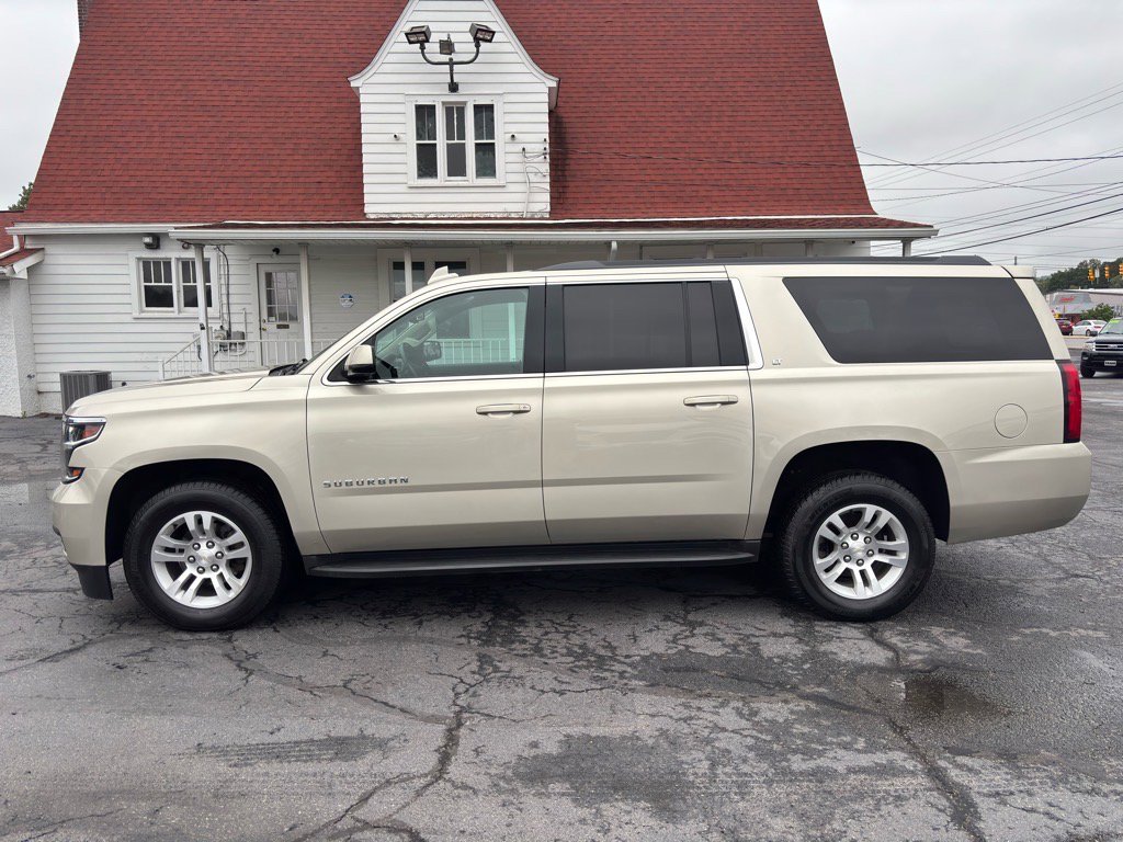 Used 2017 Chevrolet Suburban LT image 4