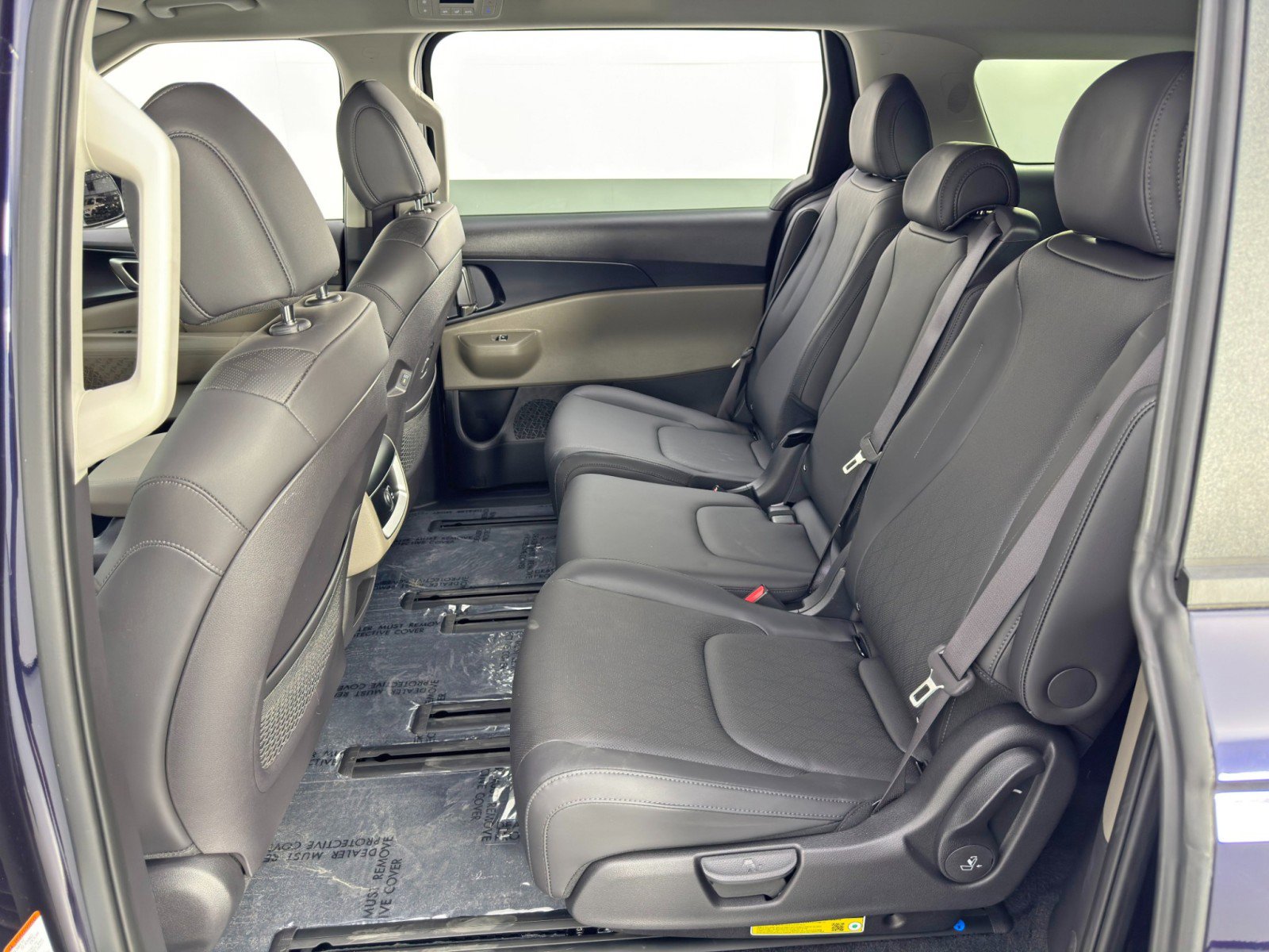 Used 2025 Kia Carnival FWD image 40