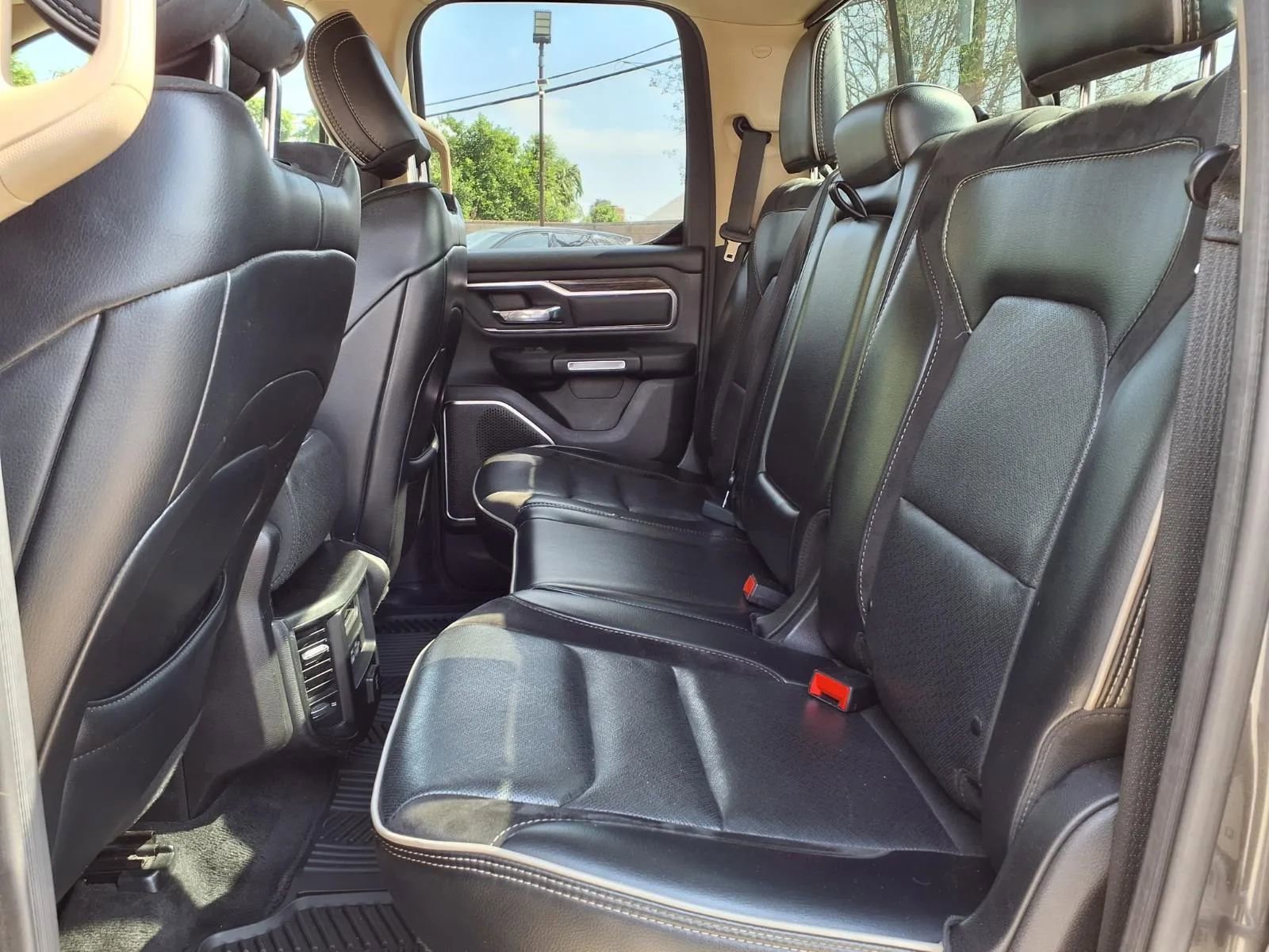 Used 2019 RAM 1500 Laramie AWD/4WD image 10