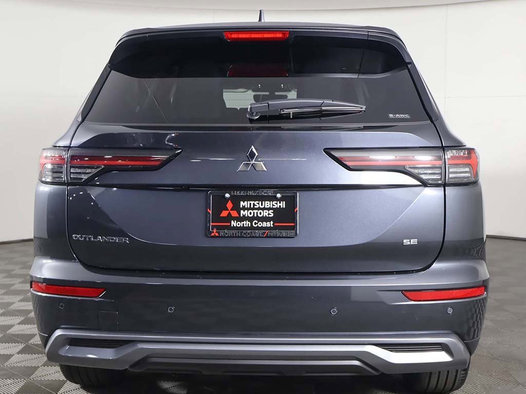 New 2025 Mitsubishi Outlander SE image 16