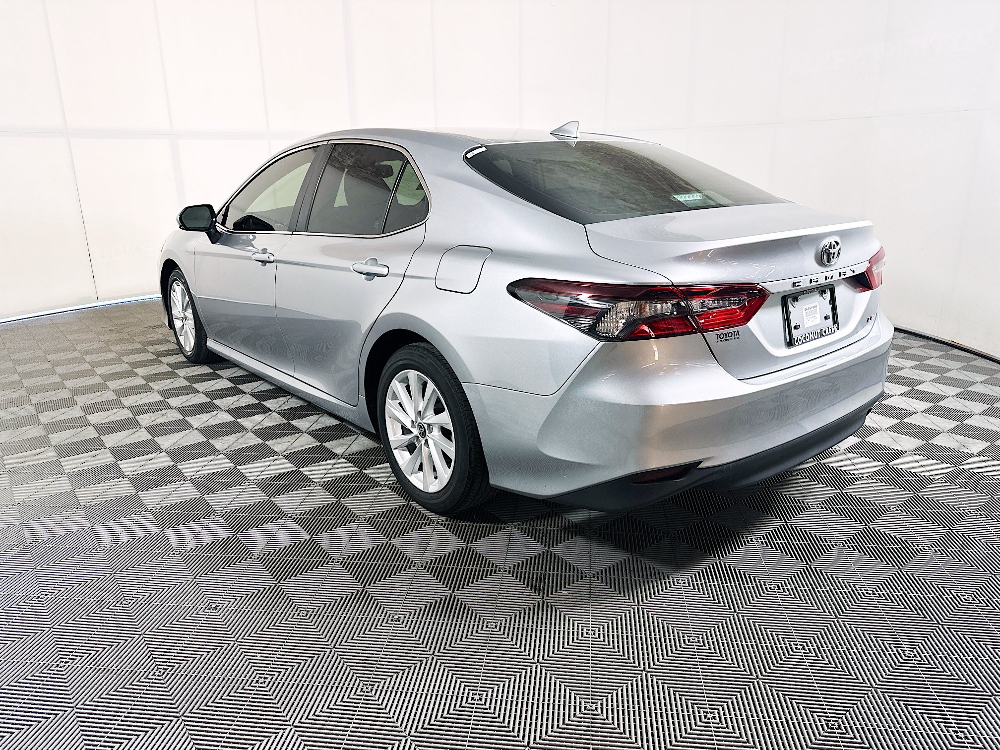 Used 2024 Toyota Camry LE w/ Convenience Package FWD image 5