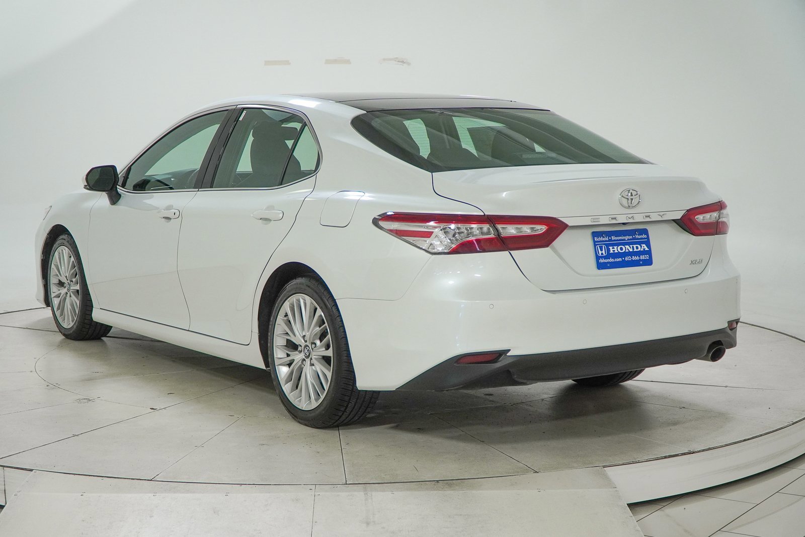 Used 2018 Toyota Camry XLE image 7