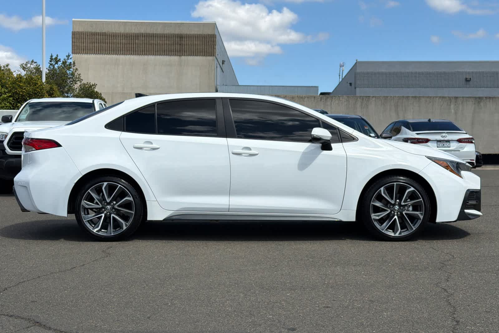Used 2022 Toyota Corolla SE w/ SE Premium Package FWD image 6