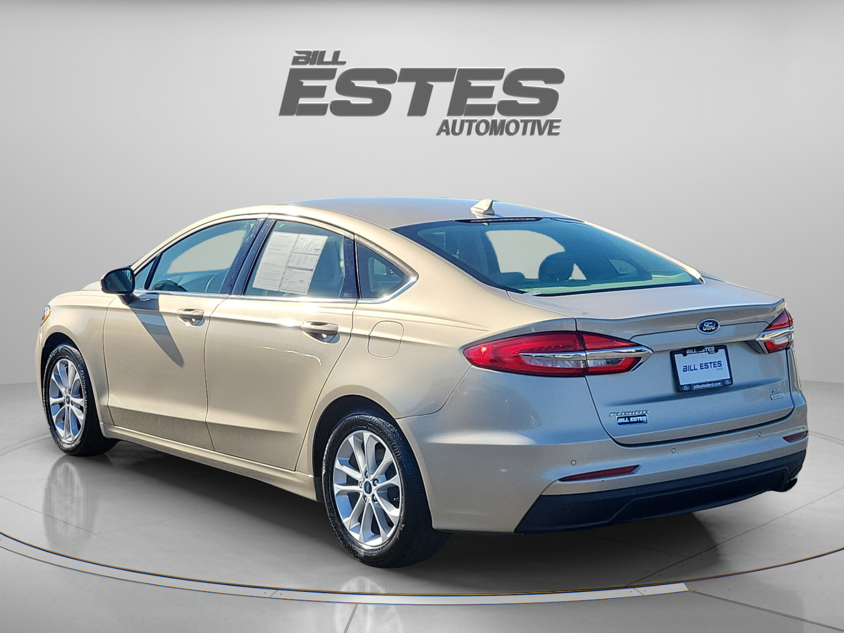 Used 2019 Ford Fusion SE FWD image 2