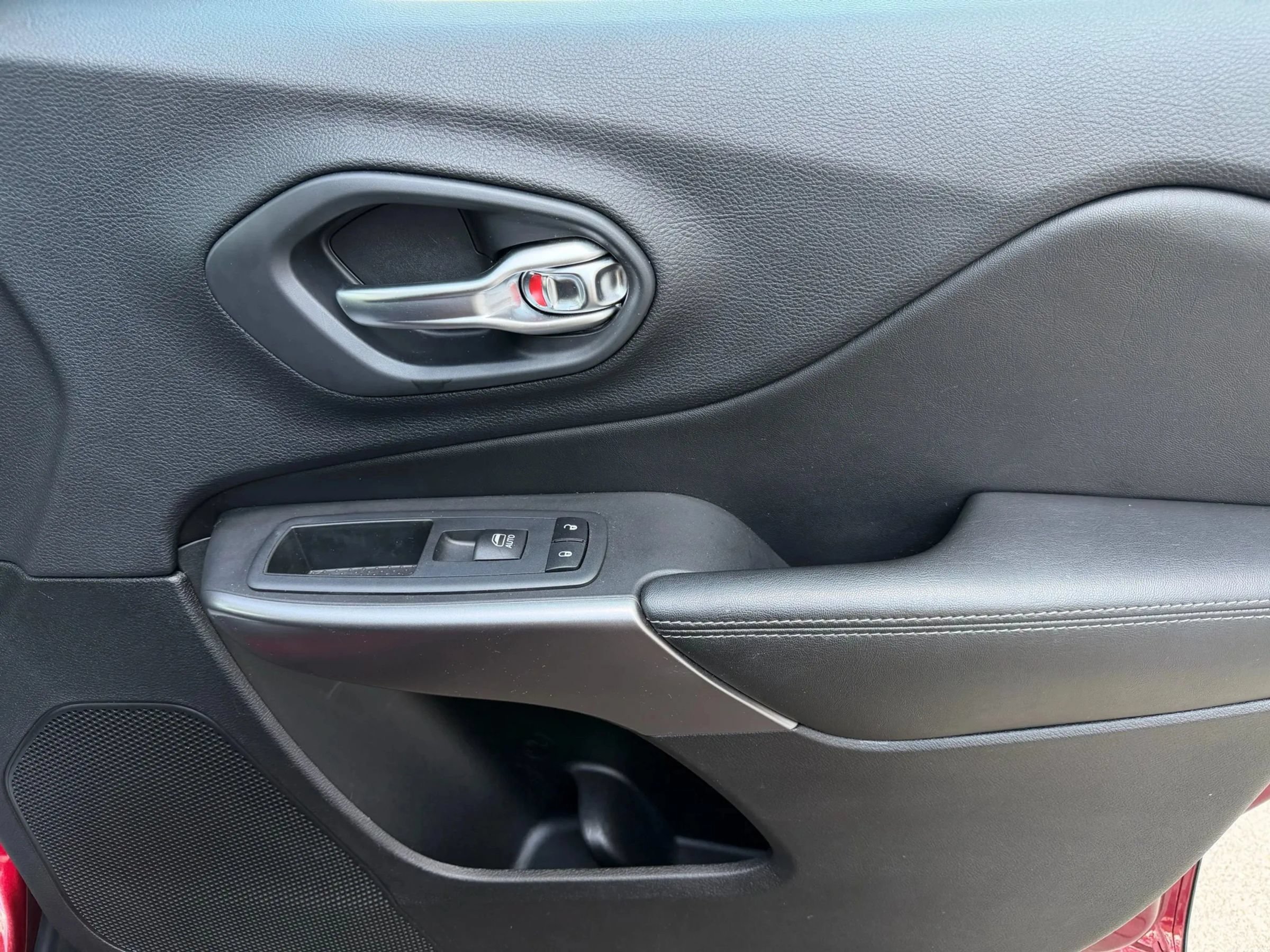 Used 2019 Jeep Cherokee Limited AWD/4WD image 8