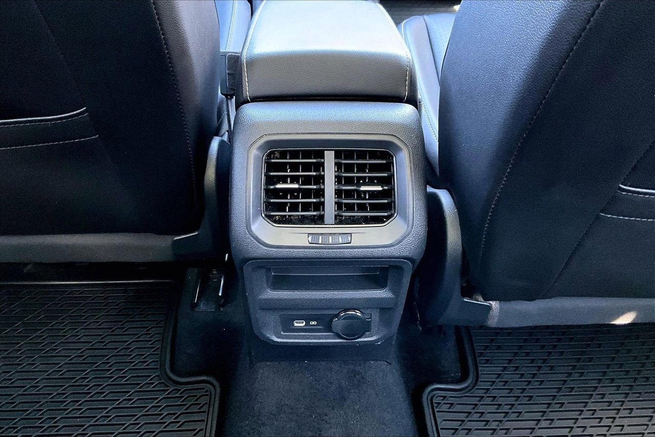 Used 2022 Volkswagen Tiguan SE w/ Panoramic Sunroof Package image 16