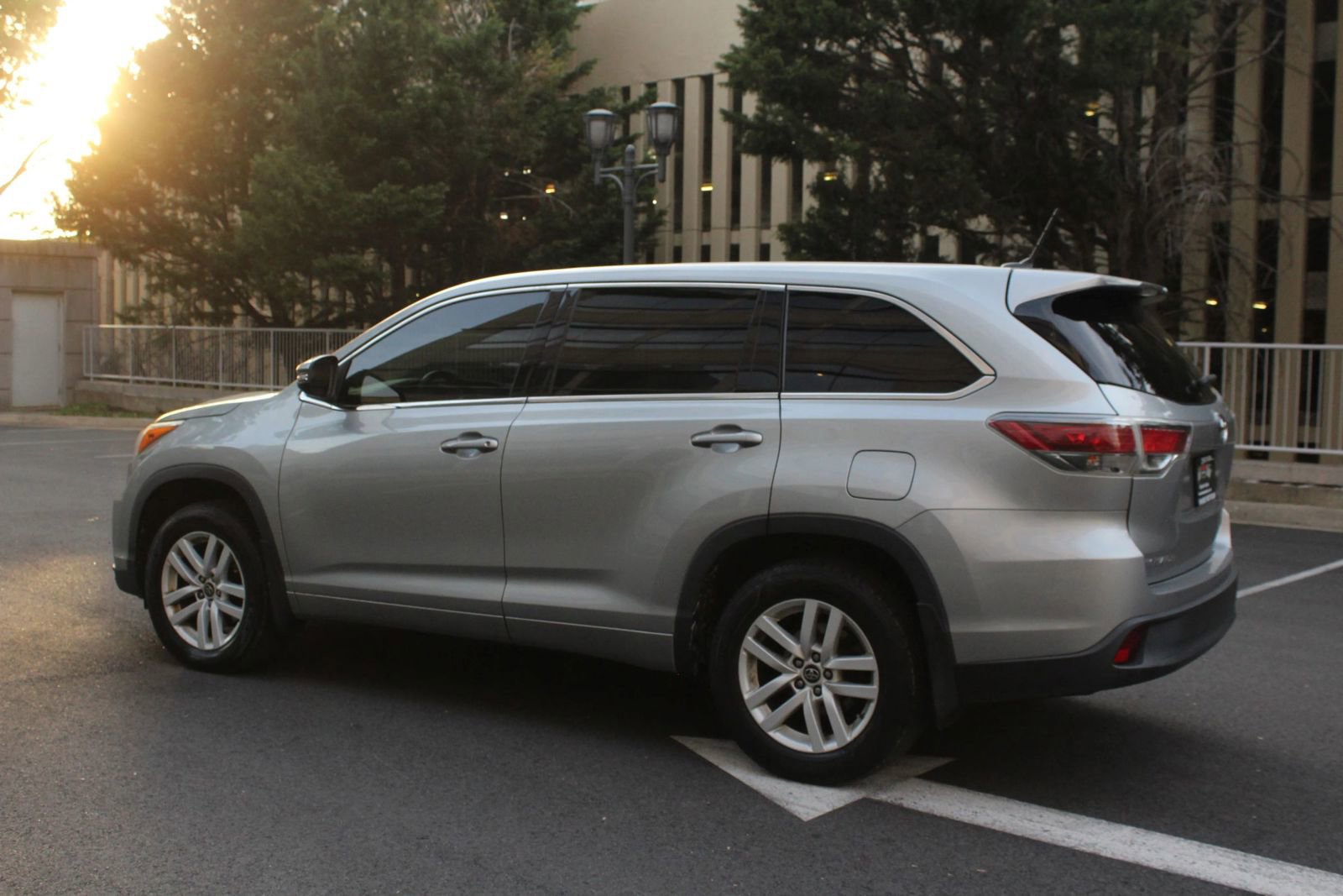 Used 2016 Toyota Highlander LE AWD/4WD image 9