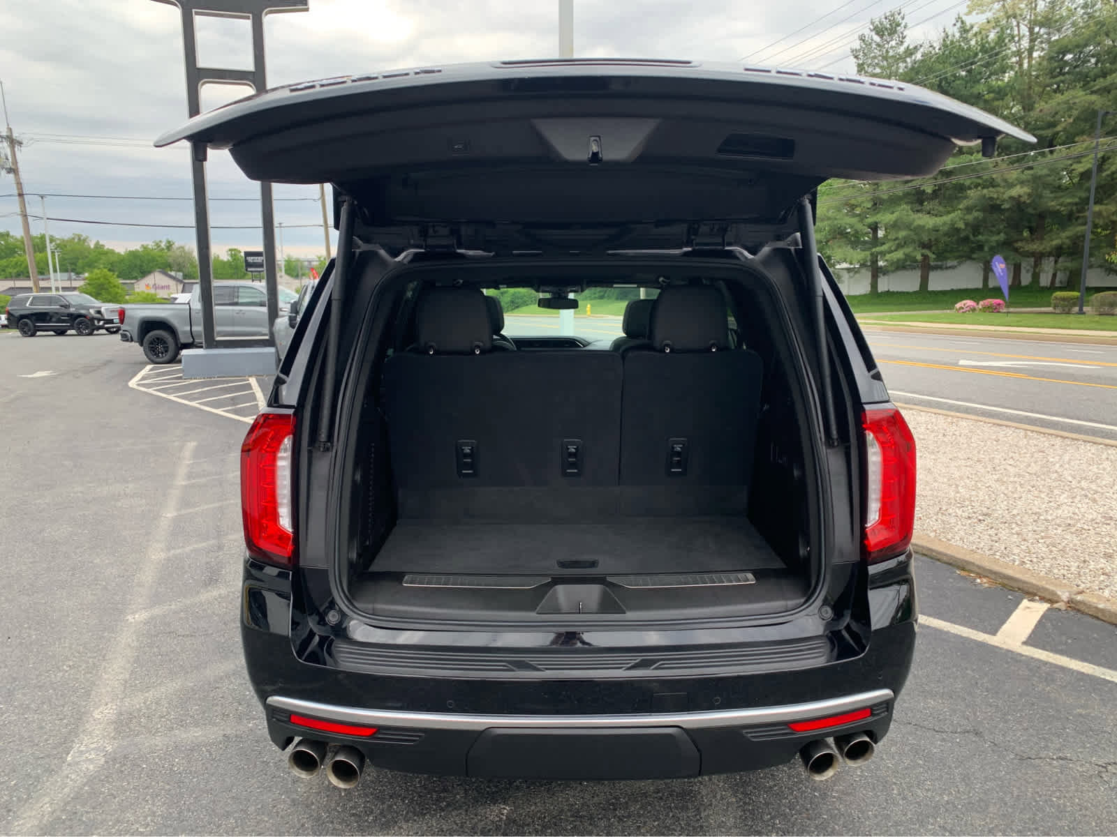 Used 2021 GMC Yukon Denali AWD/4WD image 5