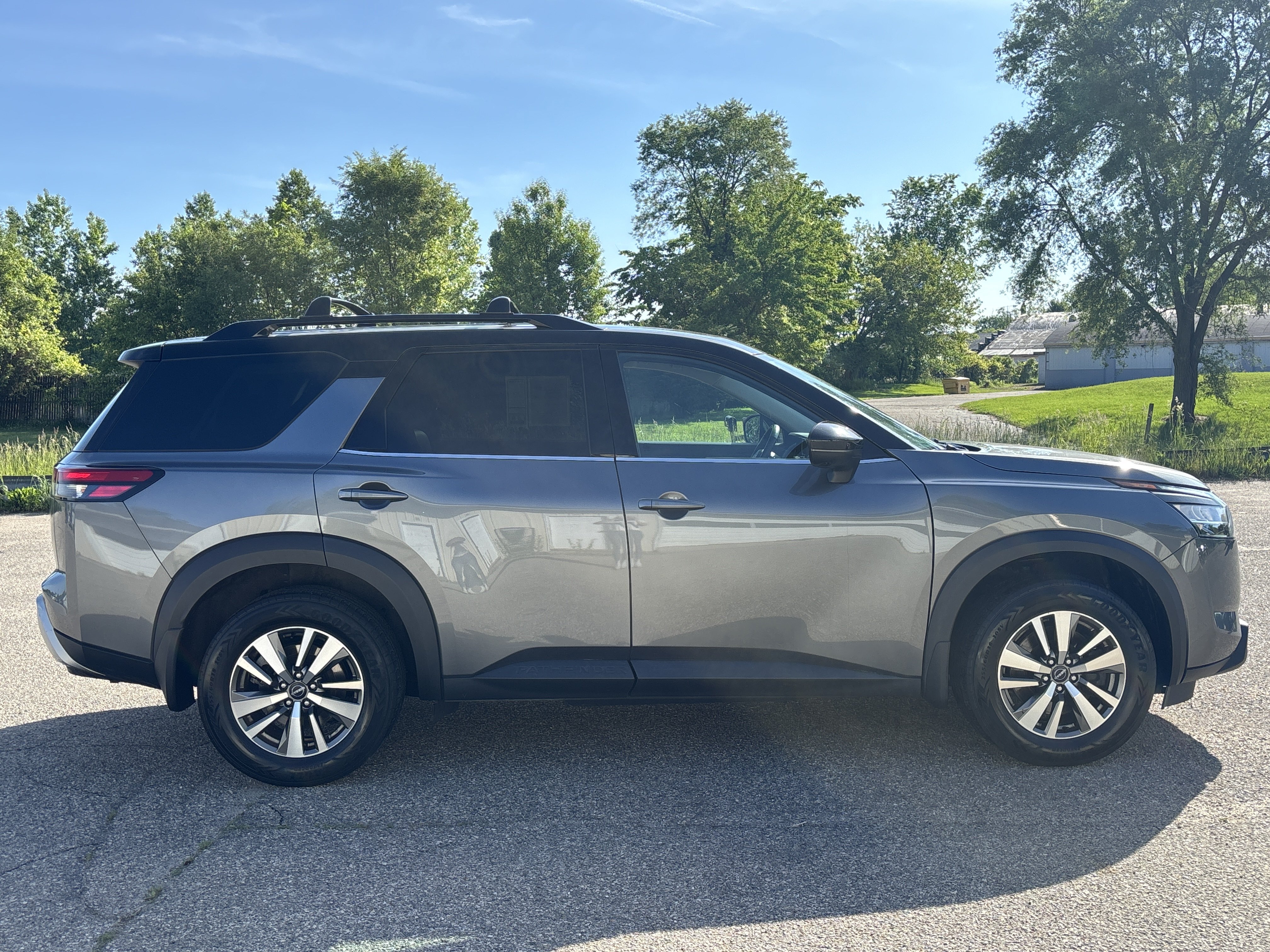 Used 2023 Nissan Pathfinder SL w/ Black Appearance Package AWD/4WD image 2