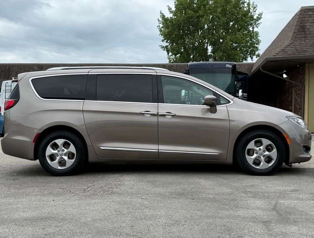 Used 2017 Chrysler Pacifica Touring-L Plus FWD image 6