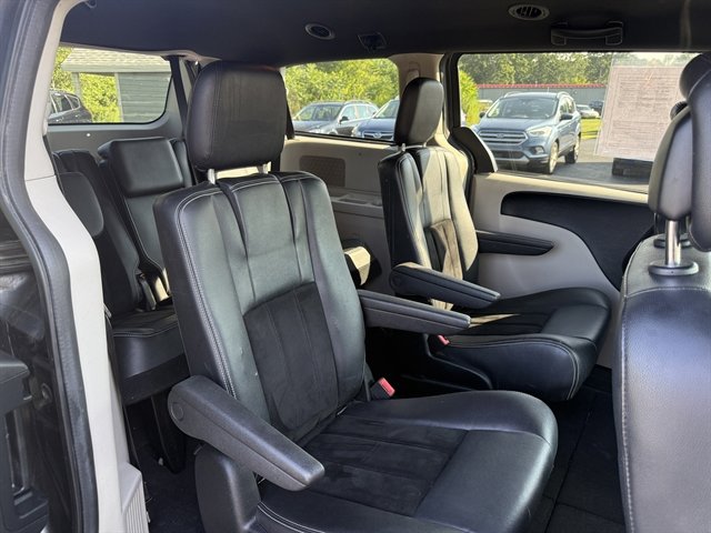 Used 2017 Dodge Grand Caravan SE image 42