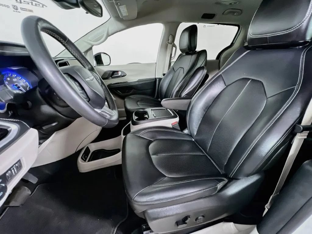 Used 2024 Chrysler Pacifica Touring-L FWD image 21