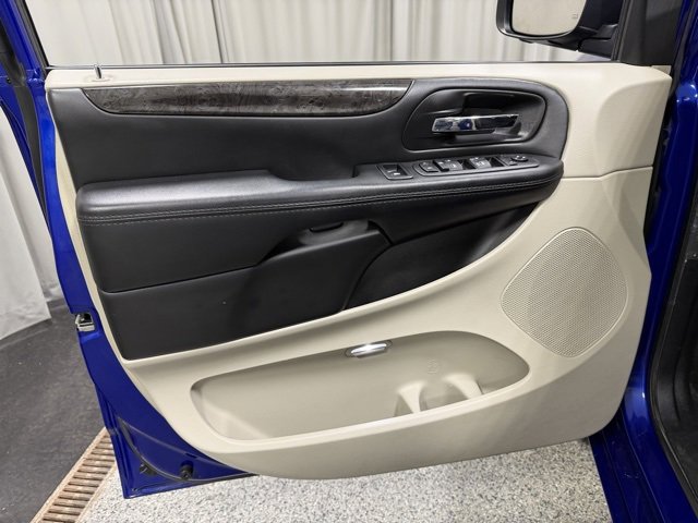Used 2018 Dodge Grand Caravan SE w/ UConnect Hands-Free Group image 17