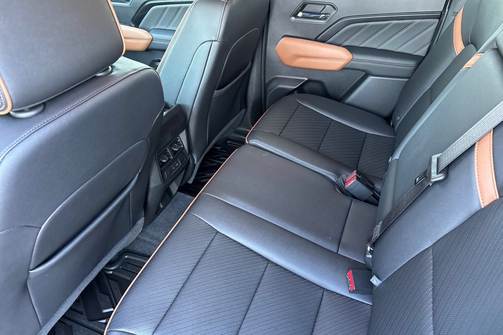 Certified 2023 GMC Canyon AT4 w/ AT4 Premium Package AWD/4WD image 13