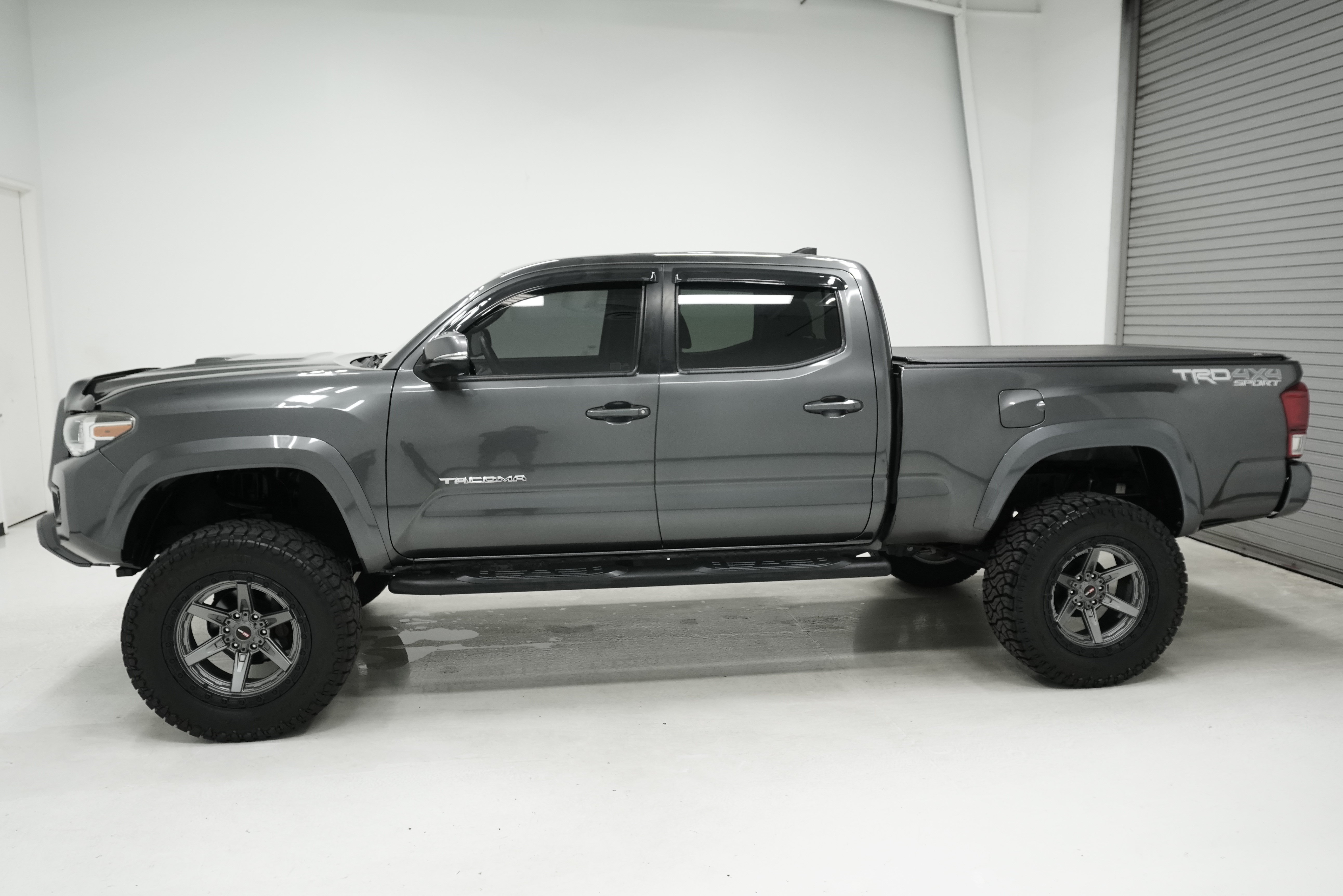 Used 2017 Toyota Tacoma TRD Sport w/ Tow Package AWD/4WD image 6