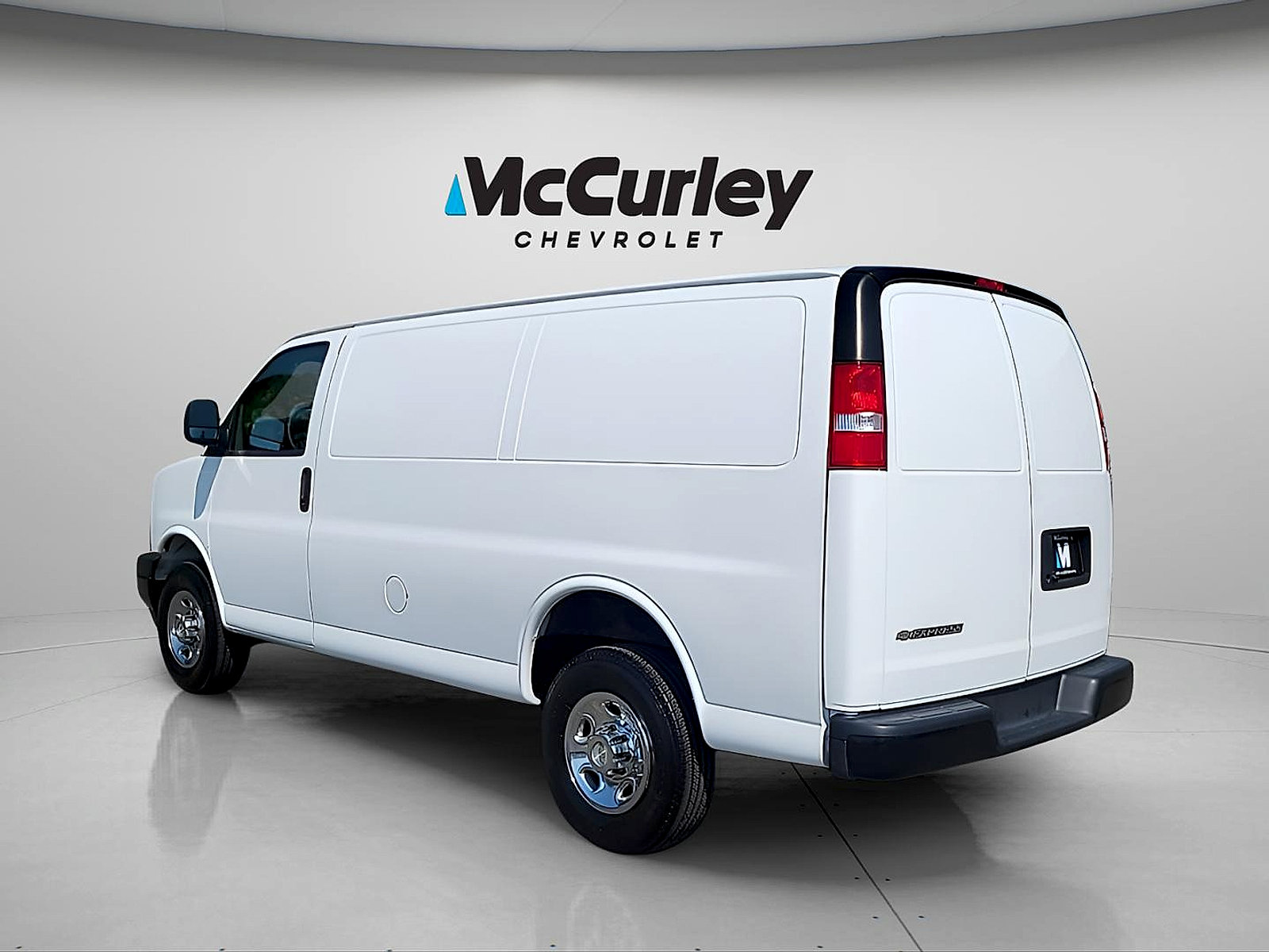 Used 2023 Chevrolet Express 3500 w/ Driver Convenience Package RWD image 5