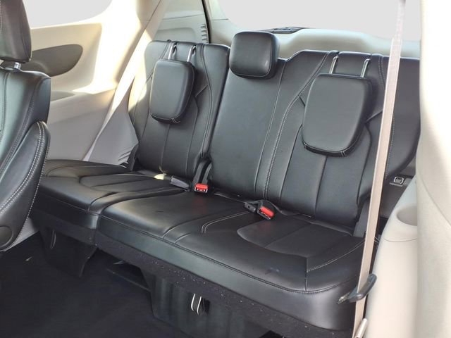 Used 2024 Chrysler Pacifica Touring-L image 6