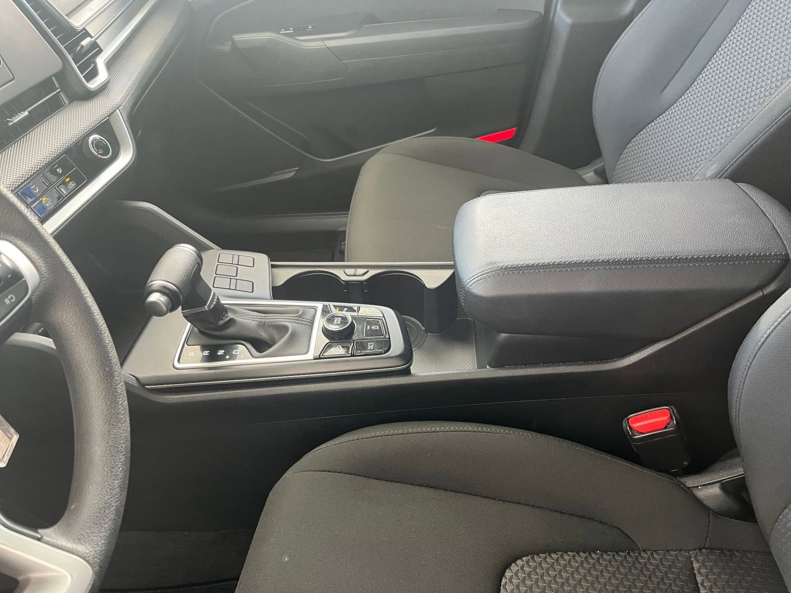 Used 2025 Kia Sportage LX image 40