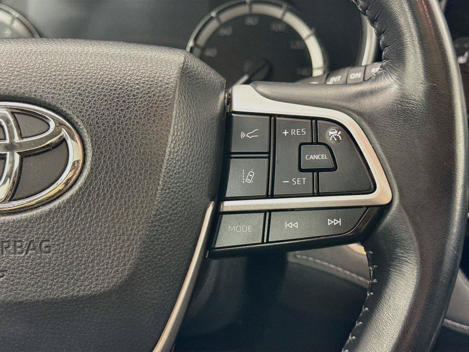 Used 2024 Toyota Highlander XLE AWD/4WD image 20