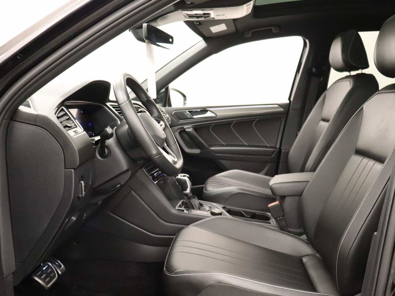 Certified 2024 Volkswagen Tiguan SE R-Line image 16
